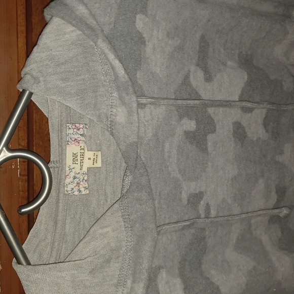 New Camo Fleece pull over Top - Picture 2 of 6